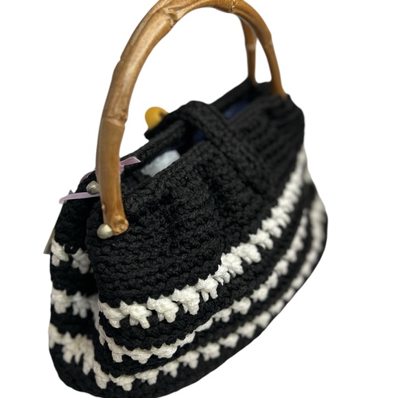 VINTAGE INSPIRED BLACK WHITE CROCHET HANDBAG, WOODEN BUTTON CLOSURE, 2 HANDLES - Picture 5 of 11